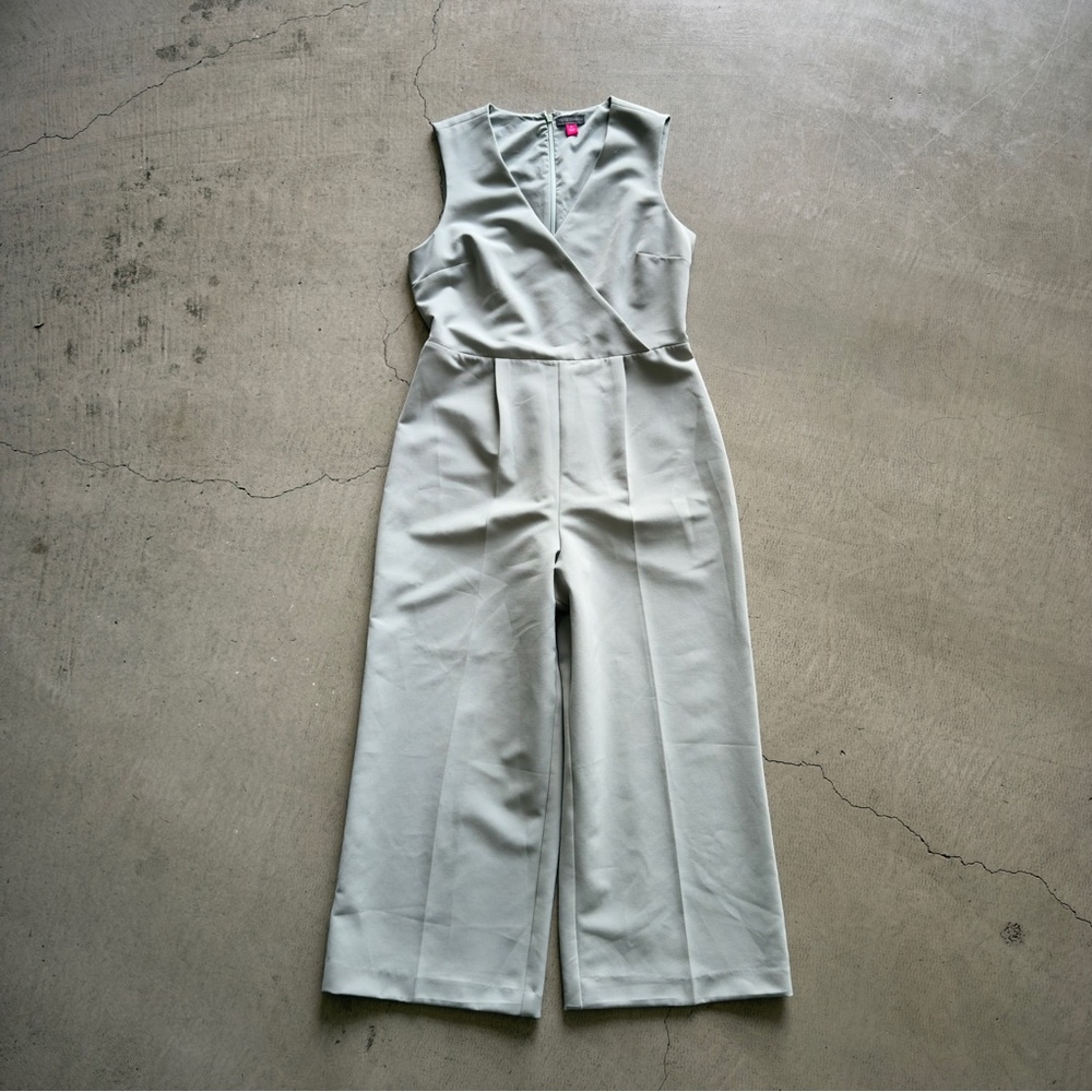 Vince Camuto / sleeveless v-neck jumpsuit romper / sage green / size 6